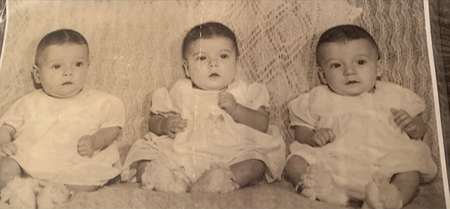 photo de 3 bébés identiques
