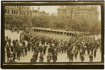 Grévistes renversant un tramway devant l’hôtel de ville, le  21 juin 1919